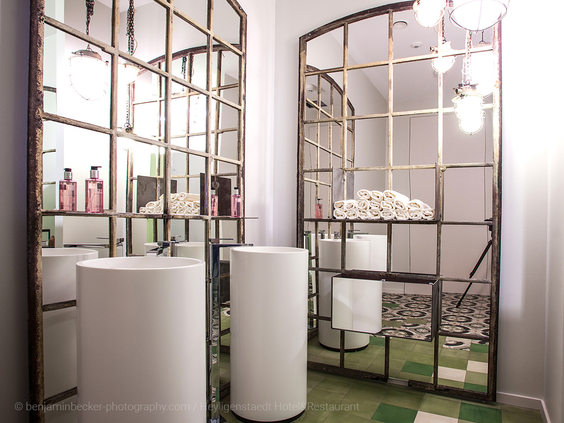 Säulenwaschtisch aus Corian Mineralwerkstoff.