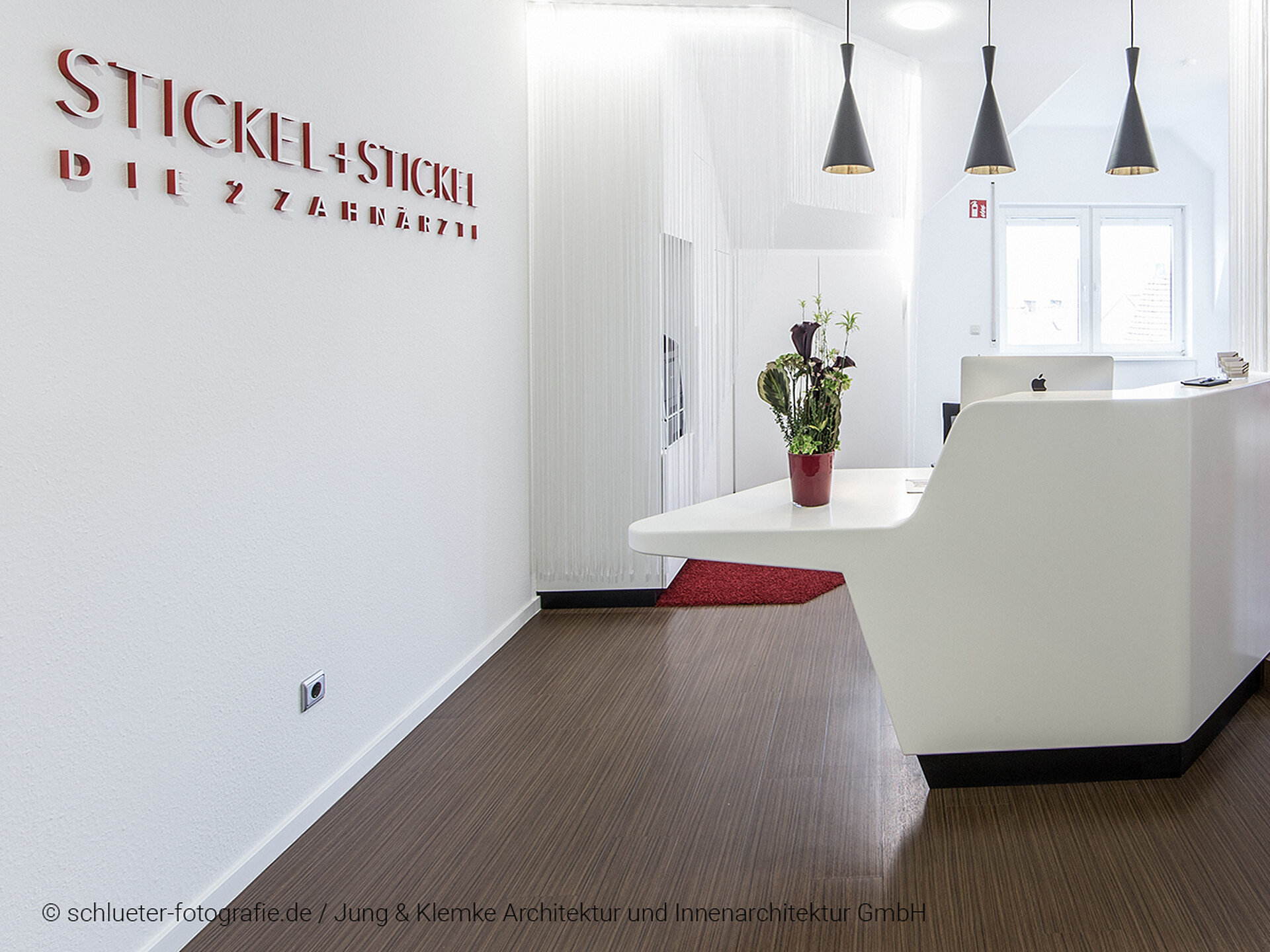 Empfangstheke für Zahnarztpraxis aus Corian Mineralwerkstoff.