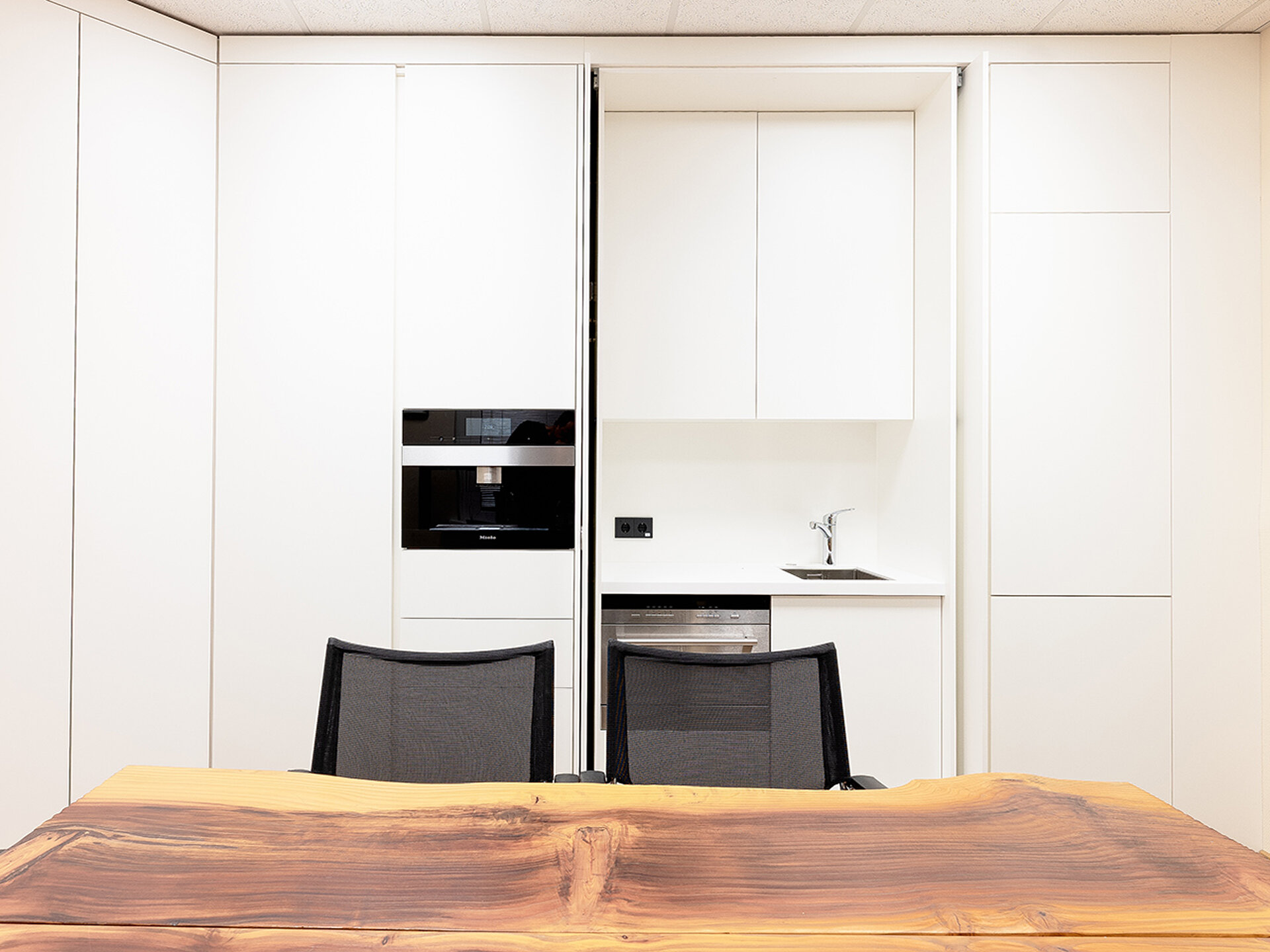 Besprechungsraum mit moderner Technik und Küche.